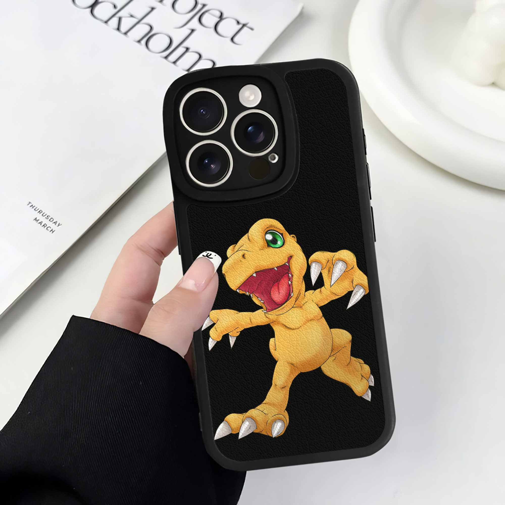 （画像用） Digimon デジタルモンスター/デジモン 【iPhone 16シリーズ対応】シリコンスマホケース（レザー調） 材質：シリコン